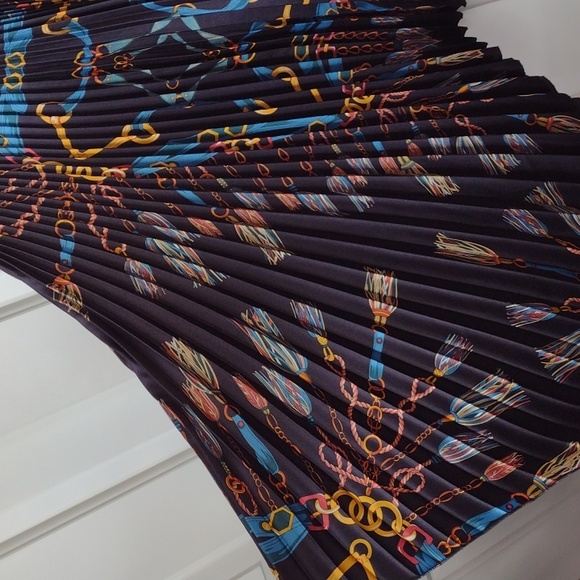 Blogger favorite! Zara pleated chain midi skirt - Picture 7 of 9